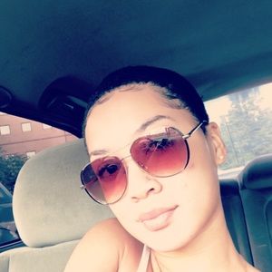 Meet your Posher, Shalaia